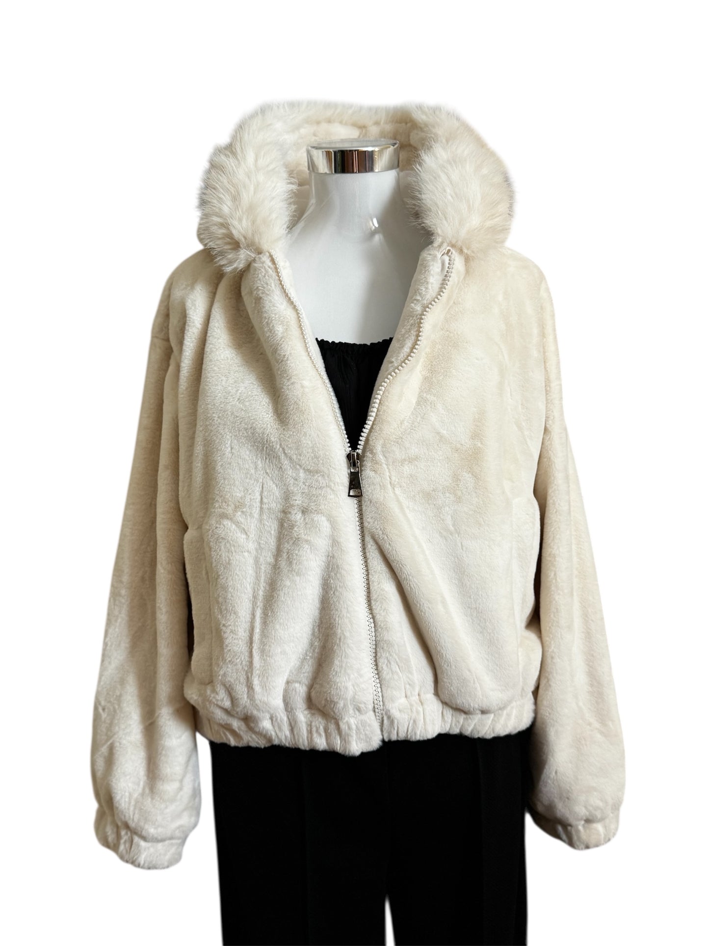 Trendige Winter Felljacke mit Kapuze in Creme/Weiß