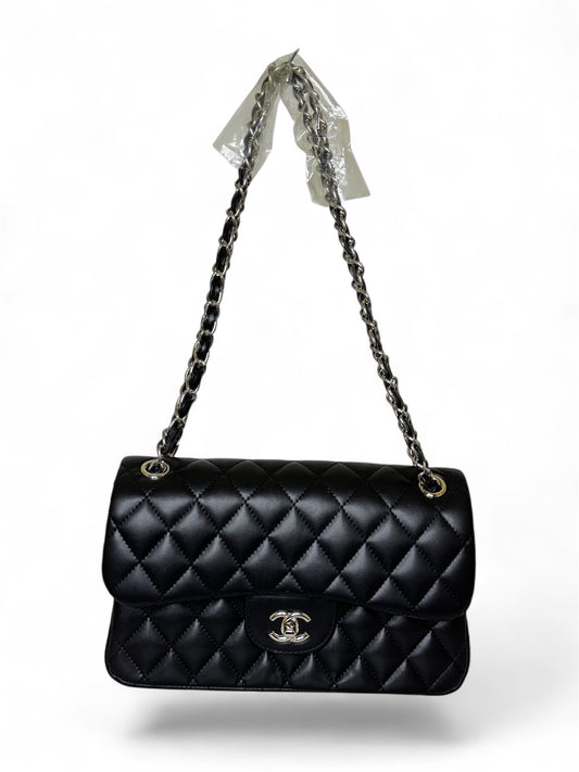 Damen Umhängetasche trendig & elegant in der Farbe Schwarz/ Details Silber