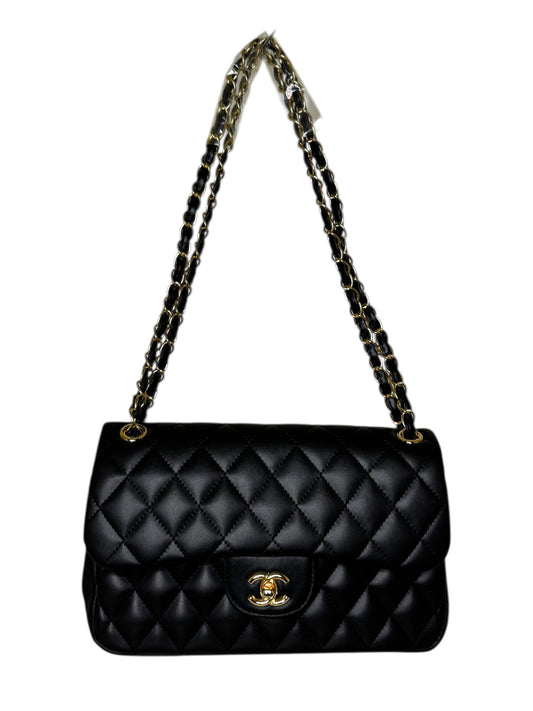Damen Umhängetasche trendig & elegant in der Farbe Schwarz/ Details Gold