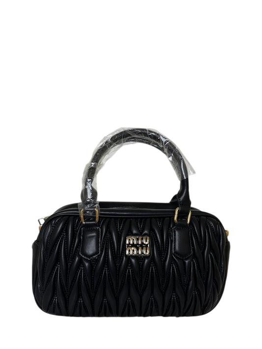 Damen Handtasche trendig & elegant in der Farbe Schwarz