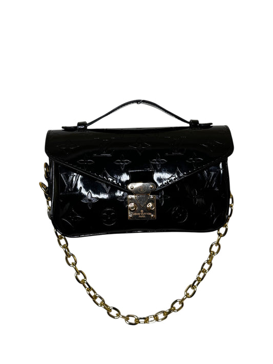 Schultertasche im modisch trendigen Look in der Farbe Schwarz/Lack