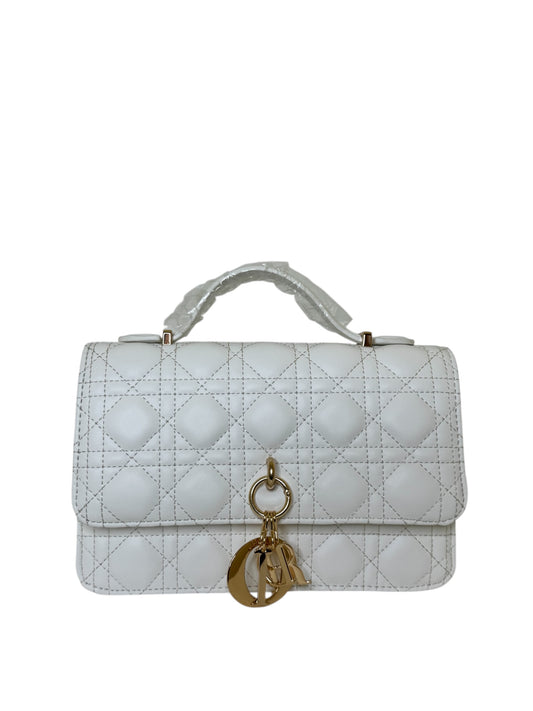 Damen Handtasche trendig & elegant in der Farbe Weiß