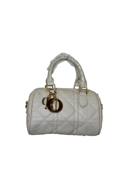 Damen Handtasche trendig & elegant in der Farbe Beige