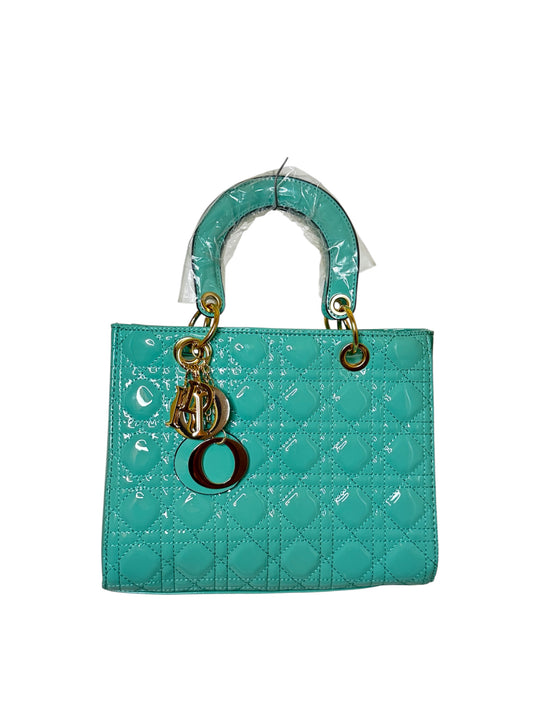 Damen Handtasche trendig & elegant in der Farbe Türkis Lack